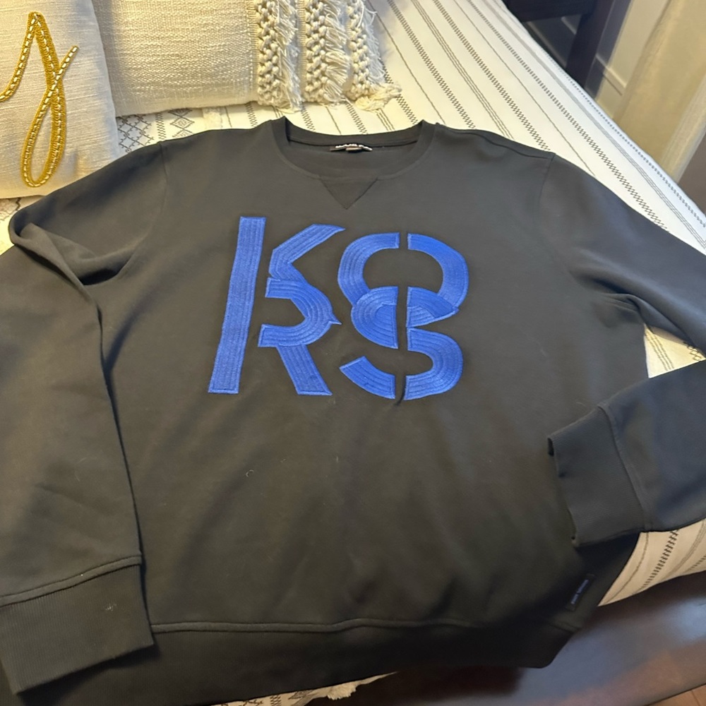 Men black MK sweatshirt.